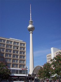 un des lieux les plus connus et préférées des Berlinois : Alexander Platz : sa Fernsehturm ( tour de télévision ), son horloge universelle. 